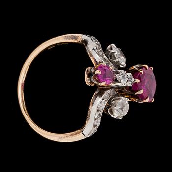 RING, droppslipade rubiner med antikslipade diamanter, tot. ca 0.50 ct. 1890-tal.