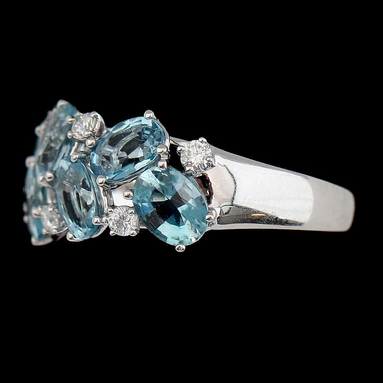 RING, 18K vitguld, diamanter tot ca 0.25 ct, akvamriner tot ca 2.80 ct.