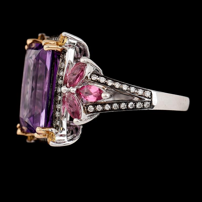 RING, 14K vitguld, ametist, diamanter och safirer.