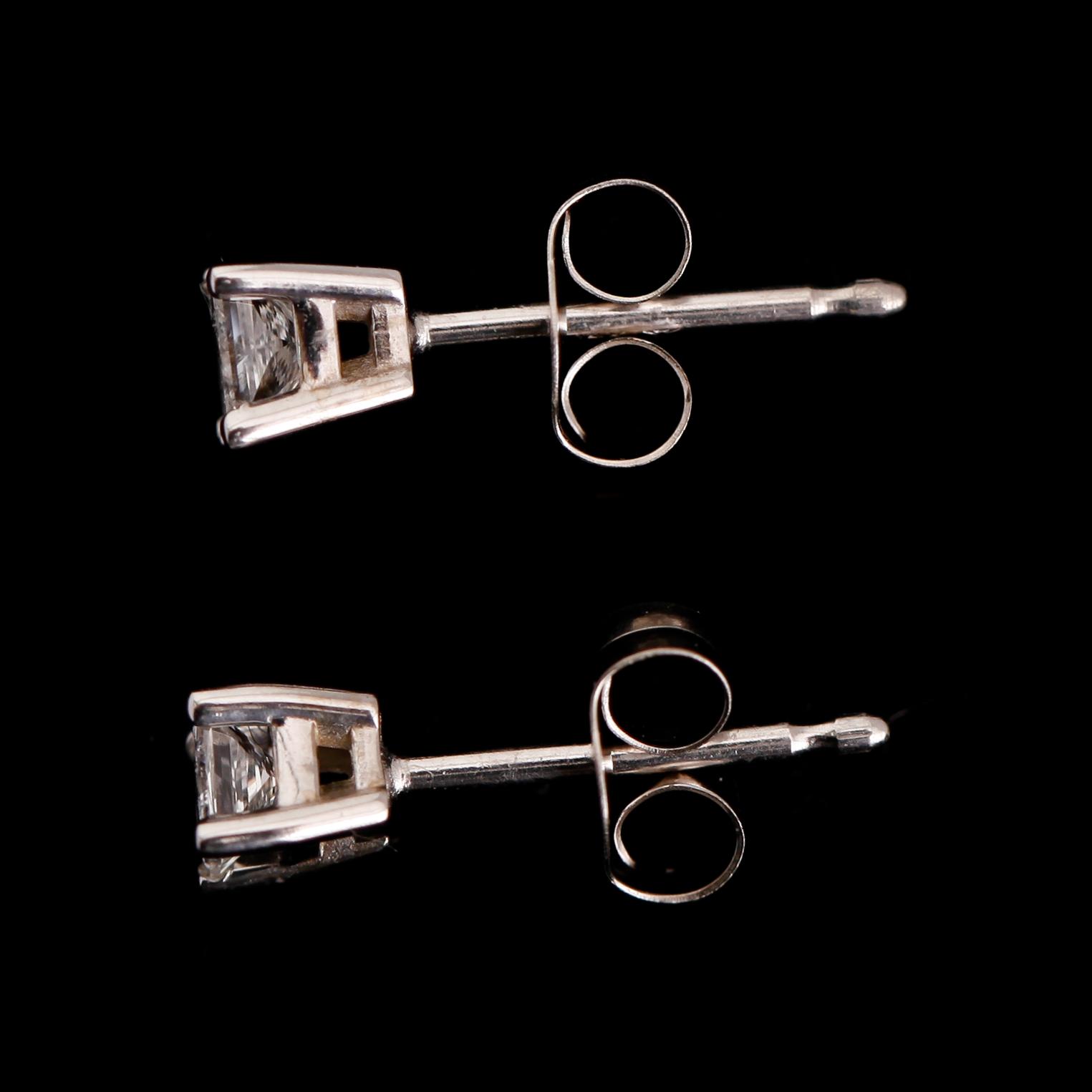 ÖRHÄNGEN, 1 par, 14 k vitguld, princesslipade diamanter tot 0.25 ct.