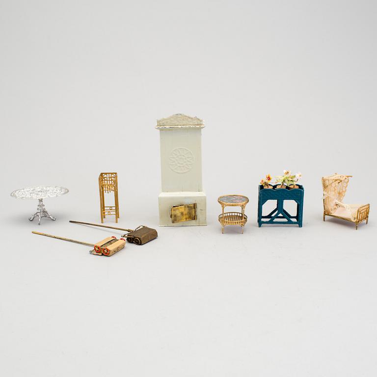A lof of fifty pieces of dollhouse furniture and accessories, 19/20th century.