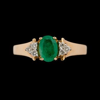 RING, 14K guld med små briljantslipade diamanter samt smaragd. Vikt ca 3 gram.
