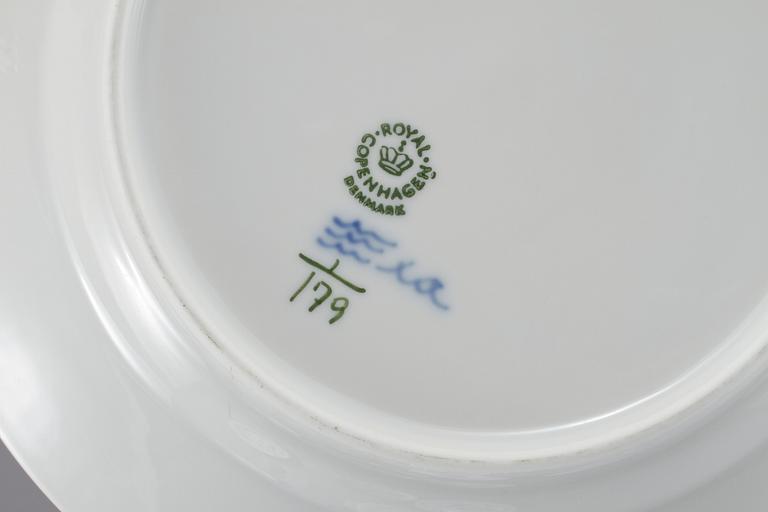 SERVISPORSLIN, 24 delar, porslin, "Musselmalet", Royal Copenhagen, 1900-talets andra hälft.