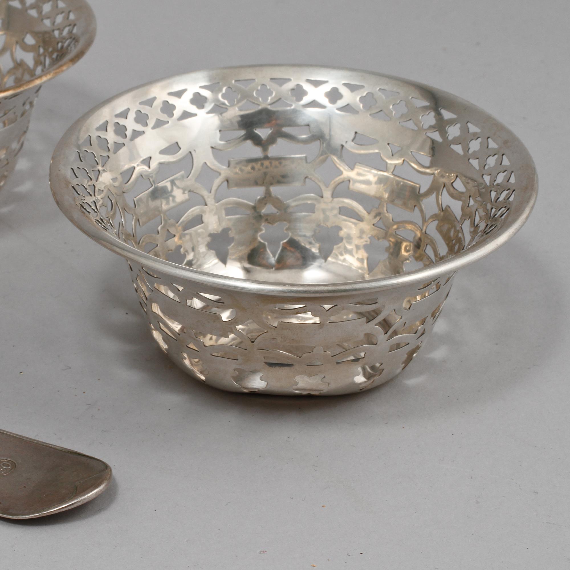 SKEDAR, 3 st, SAMT SKÅLAR, 2 st, Sverige och England, 1700, 1800 och 1900-tal. Vikt 343 g.