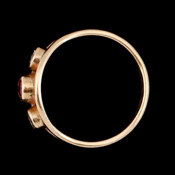 RING, 9 k guld med röd sten samt 2 diamanter, England, 1900-talets första hälft.  Vikt ca 3 gram.