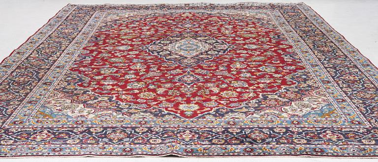 An oriental carpet, a. 419 x 295 cm.