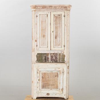 A Swedish painted cornercabinet around 1800.