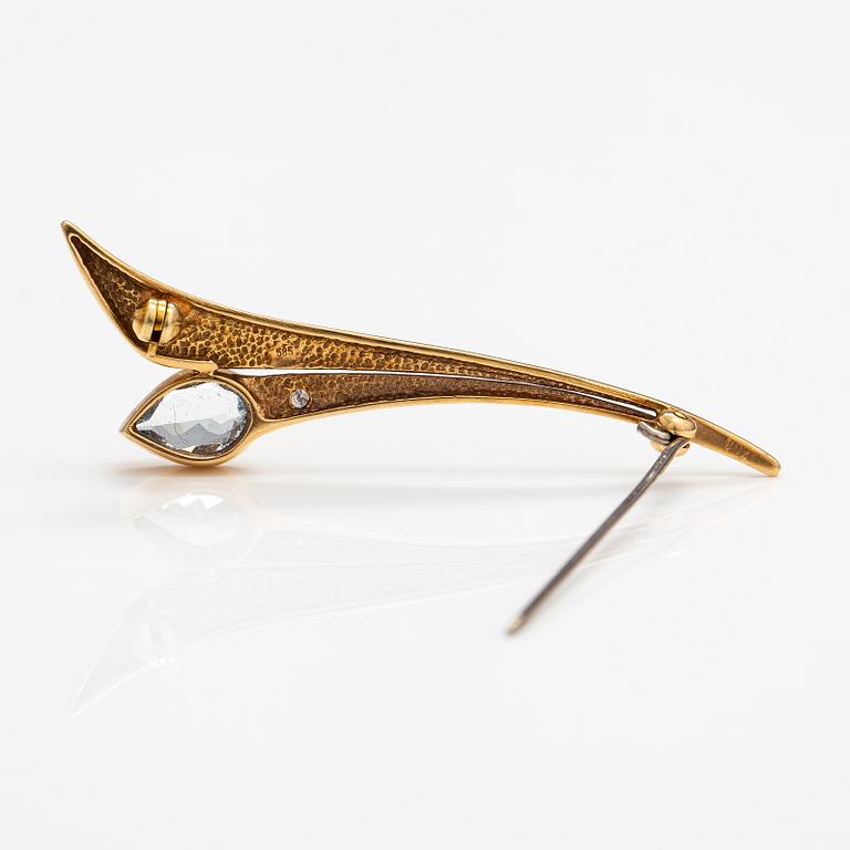 A 14K gold brooch with an aquamarine and a diamond ca. 0.02 ct.