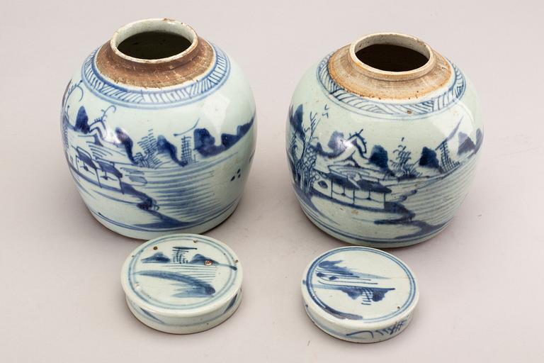 A set of two Chinese porcelain jars, Qing dynasty, 19th Century.