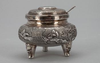 SALTKAR MED LOCK, silver, Vietnam, 1900-talets senare hälft. Vikt 65 g.