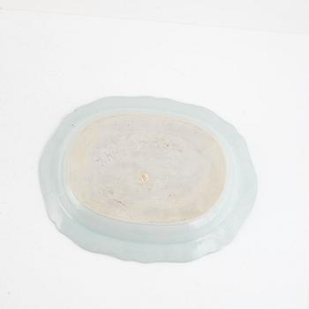 A Chinese blue and white export porcelain serving dish with cover, Qing dynasty, 18th century.