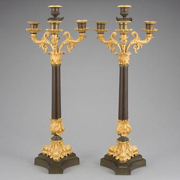 KANDELABRAR, ett par. Förgylld och patinerad brons. Senempire Frankrike, 1800-talets mitt.