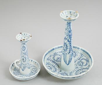 RÖKELSESTÄLL, 2 st, porslin, Kina, 1800-tal.