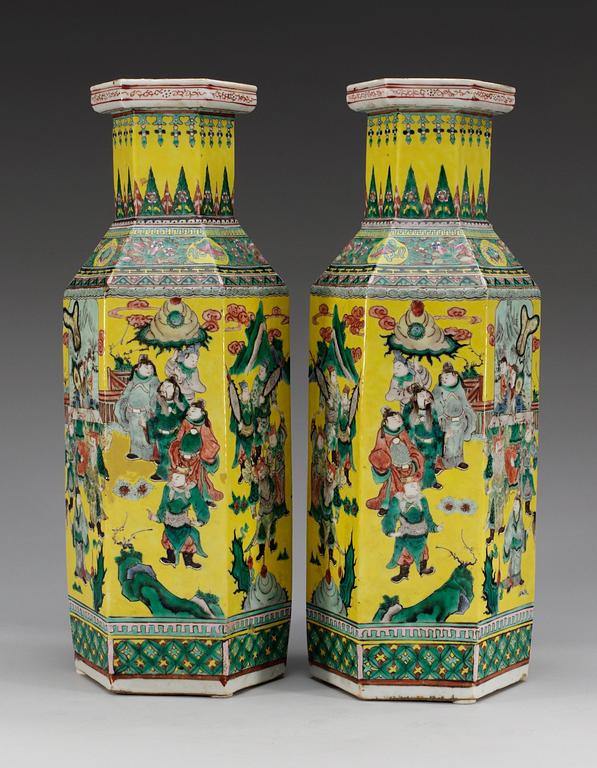 A pair of yellow ground famille verte vases, Qing dynasty, 19th Century, with Qianlong´s four character mark.
