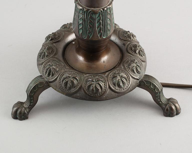 BORDSLAMPA, patinerad brons, 1900-talets första hälft.