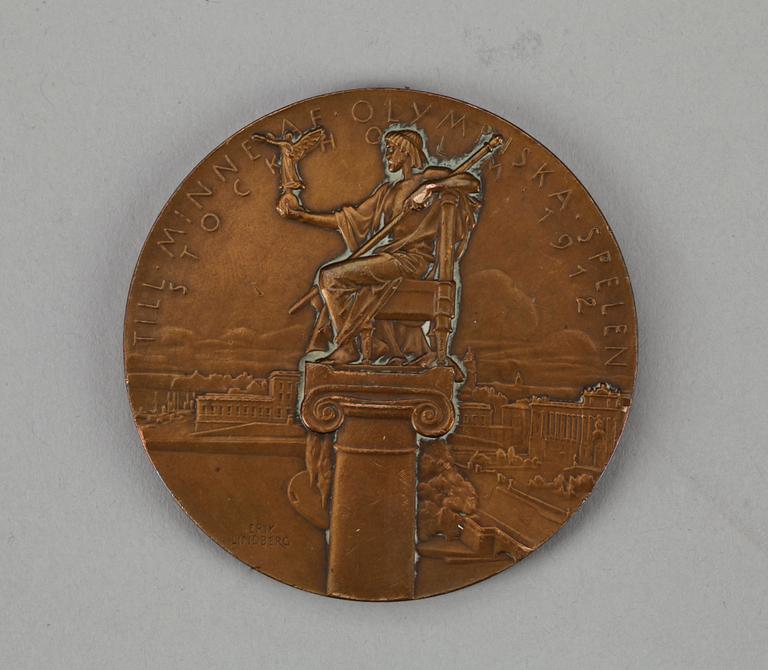 BOK samt MINNESMYNT, "V Olympiaden, i bild och ord", samt "Till Minne af Olympiska spelen Stockholm 1912".