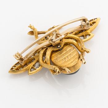 Brosch, skalbagge, guld med cabochonslipad granat (karbunkel). safir och gammalslipade diamanter, sent 1800-tal.