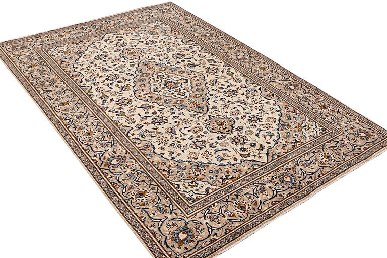 A carpet, Kashan, ca 293 x 193 cm.