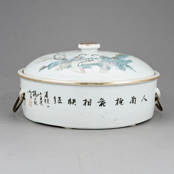 TERRIN MED LOCK, porslin, Kina, 1900-talets mitt.