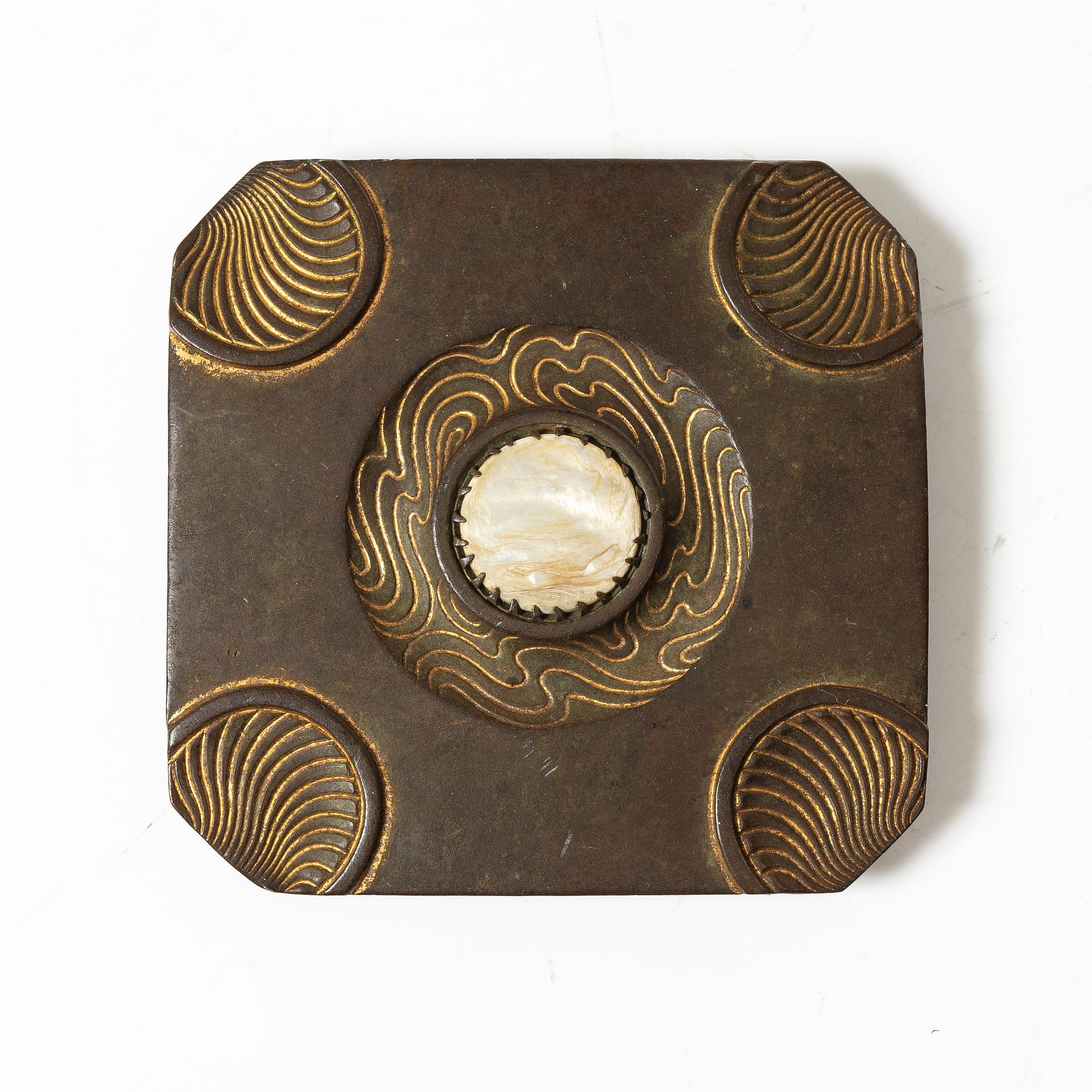 A Japanese bronze belt buckle, Meiji (1868-1912).