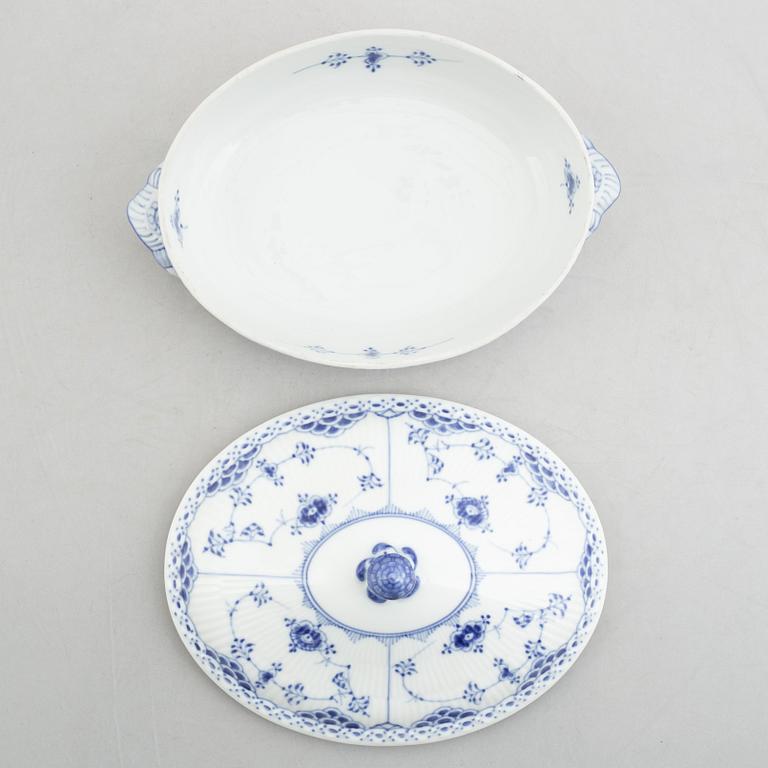 Two tureens, a creamer and two dishes, "Blue Fluted Half Lace"/"Musselmalet", Royal Copenhagen part 19th century.