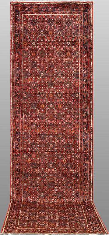 A Hamadan runner, approx. 397 x 112 cm.