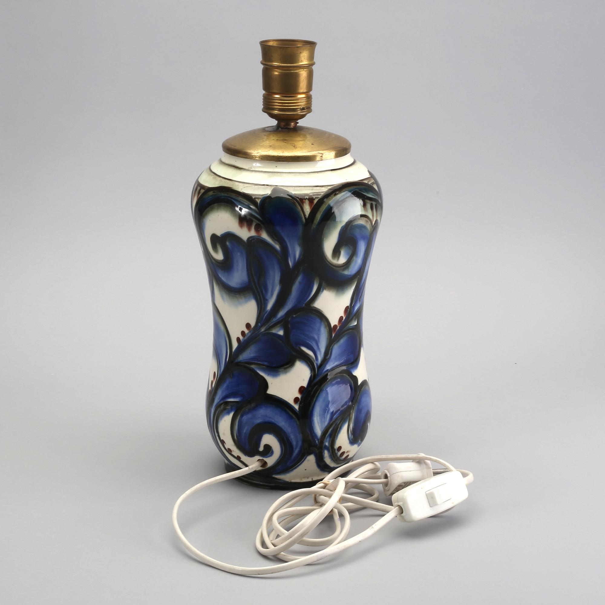 Bordslampa, Danmark, keramik, Lervefabrik grundat av Jens Holm, dekor av Einar Löndal.