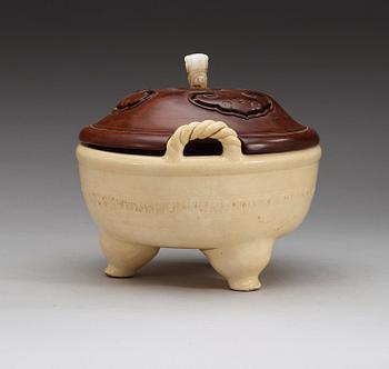 A large white glazed ceramic tripod censer, Qing dynasty, 19th Century.