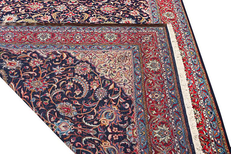 A KAshan carpet, a. 312 x 206 cm.