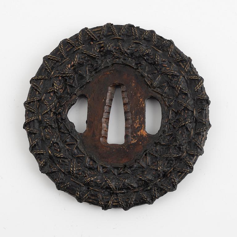 Tsuba, kopparjärn. Edo (1603-1868), 1700-tal. I kiri-box.