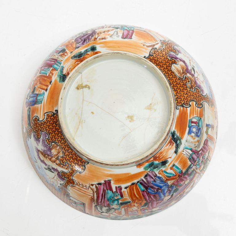 Bålskål, spilkum och bärtallrikar, ett par, porslin. Kina, Qingdynastin, 1700-tal.