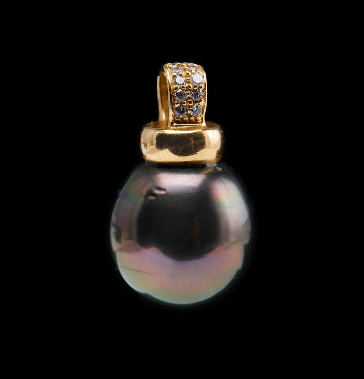 A PENDANT, a tahitian pearl 13,5 mm. Brilliant cut diamonds 0.10 ct. 14K gold.