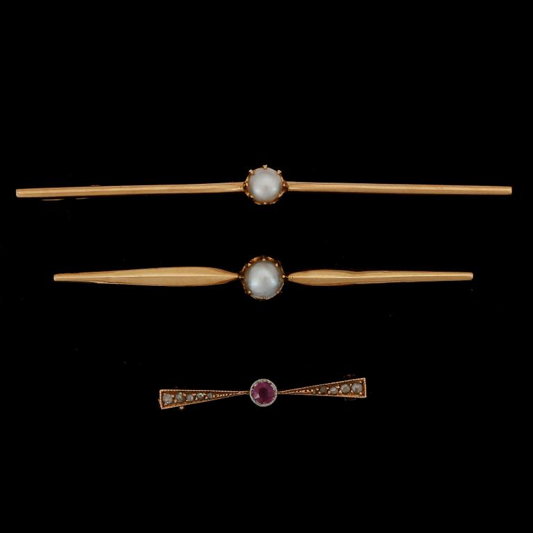 BROSCHNÅLAR, 2+1 st, 18k samt 14k guld, bl a en med rubin och rosenstenar, 1900-talets första hälft. Totalvikt ca 7,2 g.