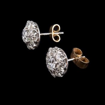 A PAIR OF EARRINGS, 18 brilliant cut diamonds c. 1.70 ct.