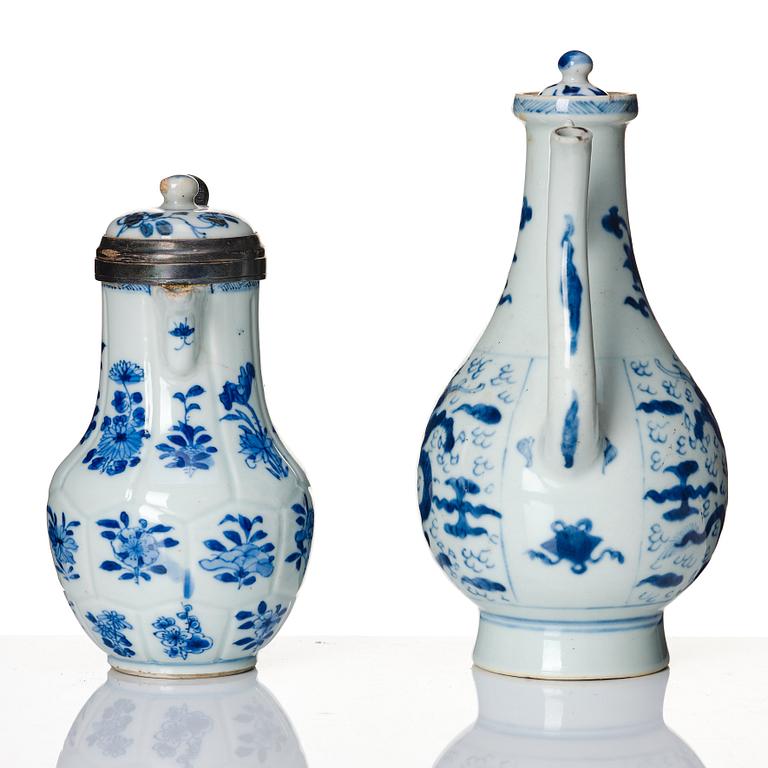 Kannor, två stycken, porslin. Kina, Qingdynastin, Kangxi (1662-1722).
