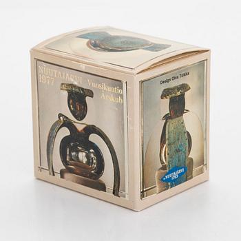 Oiva Toikka, årskub, glas, signerad Oiva Toikka, Nuutajärvi 1977, numrerad 119/2000.