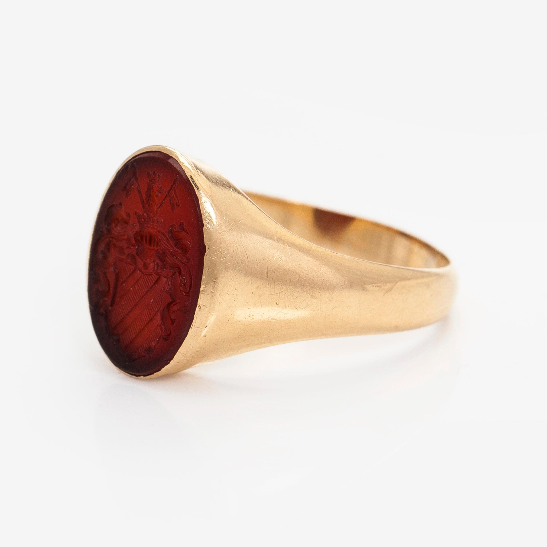 Vapenring, släkten Nybom, karneol, 18K guld. Helsingfors 1913.