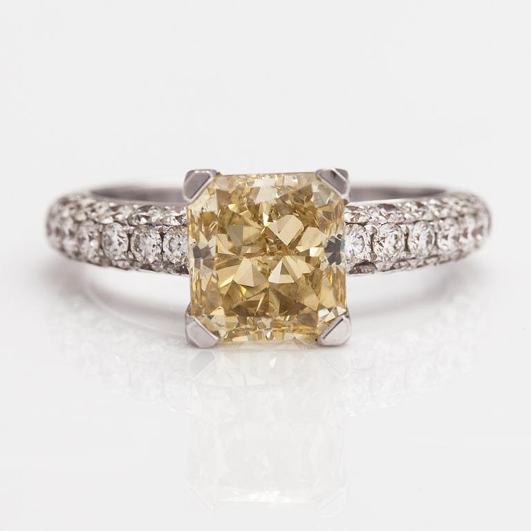 A 18K white gold ring with diamonds ca. 4.03 ct in total. With GIA certificate.