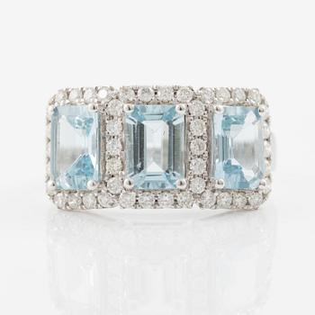 Ring 18K vitguld med tre akvamariner och briljantslipade diamanter.