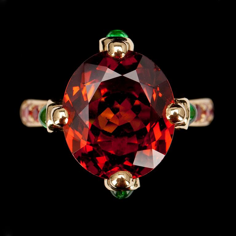 SORMUS, kultaa 18K, spessartiitti granaatti 7,5 ct, peridootteja yht. 0,35 ct. TEMPLE ST. CLAIR, USA. Paino 9,9 g.