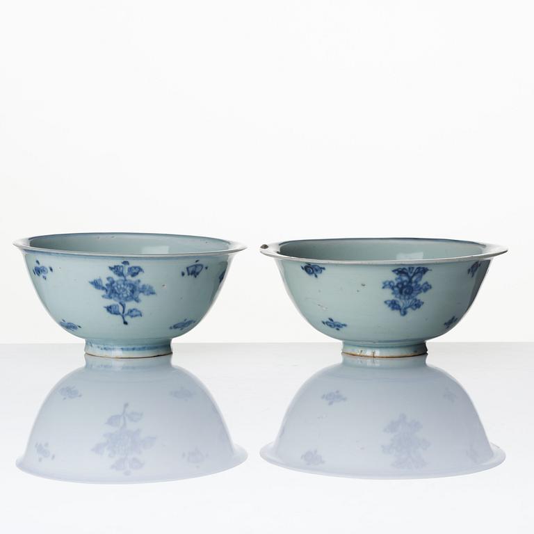 A pair of blue and white bowls. Ming dynasty, 16th century.