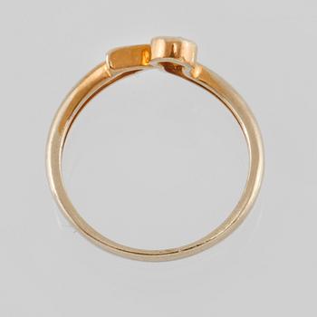 RING, 14K guld med 2 briljantslipade diamanter 0.12 ct, finska stämplar, 1991. Vikt 2,6 gram.