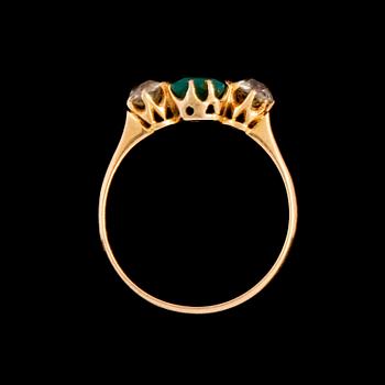 RING, 18K guld med fasettslipade vita stenar samt syntetisk smaragd, kattfotstämplad, 1921. Vikt 2,3 g.