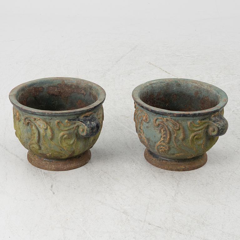 A pair of cast iron garden urns, 'Barockurnan', Näfveqvarns Bruk, Sweden, 20th Century.