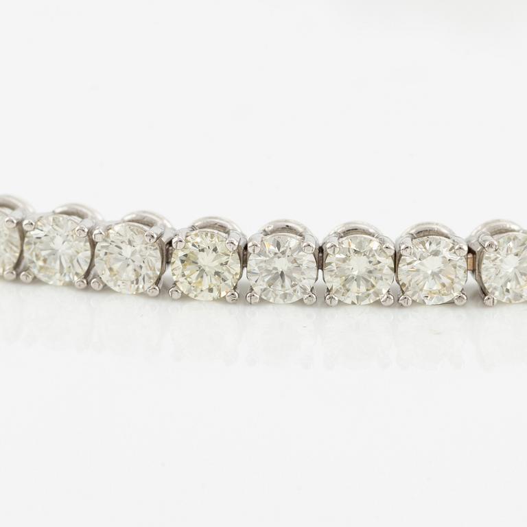 Tennis bracelet in 18K gold with round brilliant-cut diamonds.