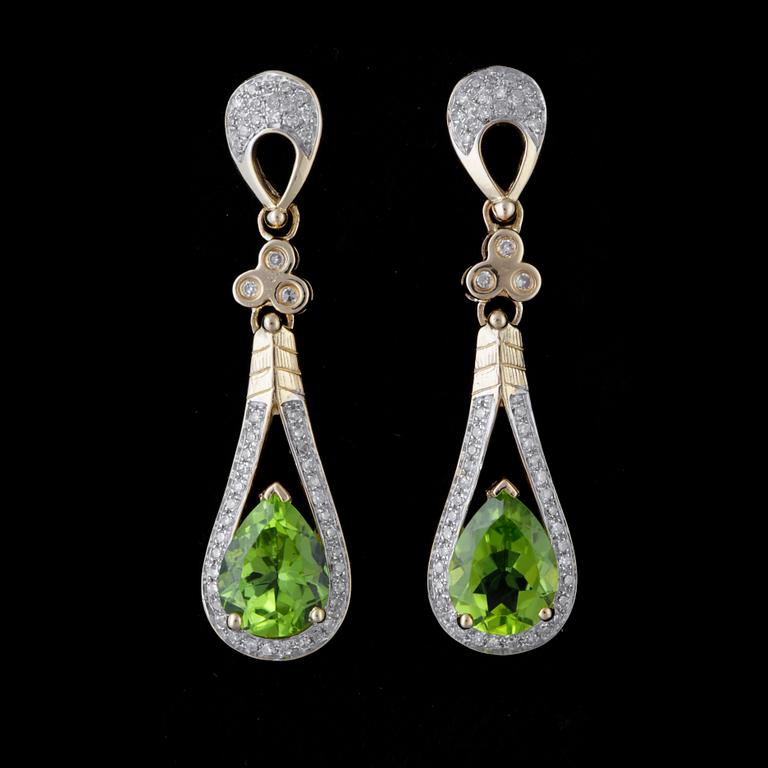 ÖRHÄNGEN, ett par, 14k guld med päronslipade peridoter vardera ca9x7x5mm o diamanter tot ca0,54ct. Vikt 6,4g.