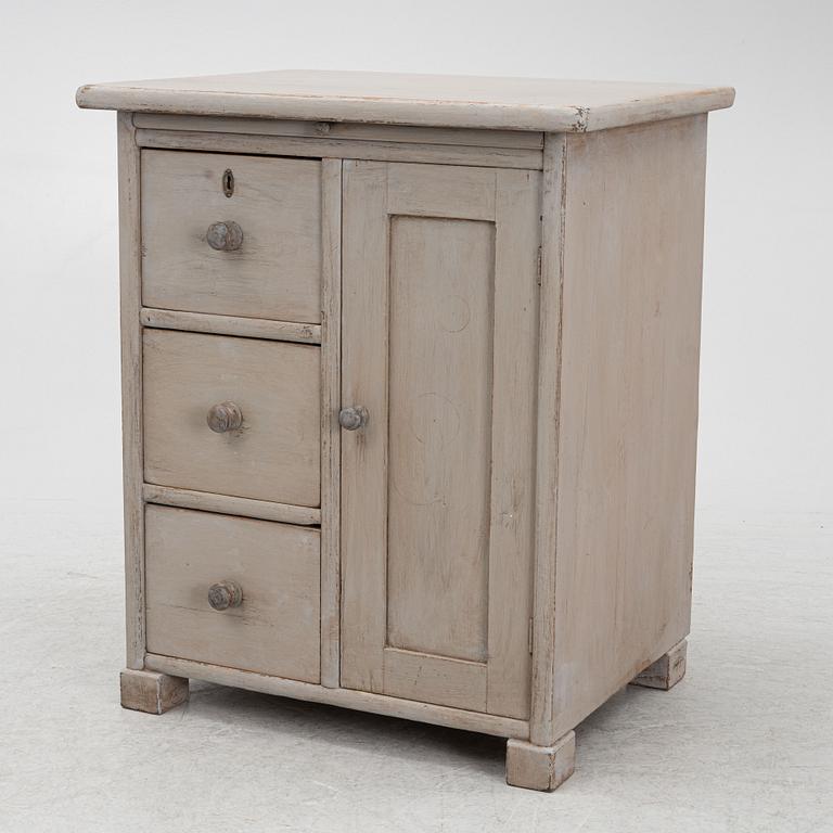 An early 20th century cabinet.