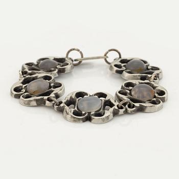 Armband, tenn med månstenar.