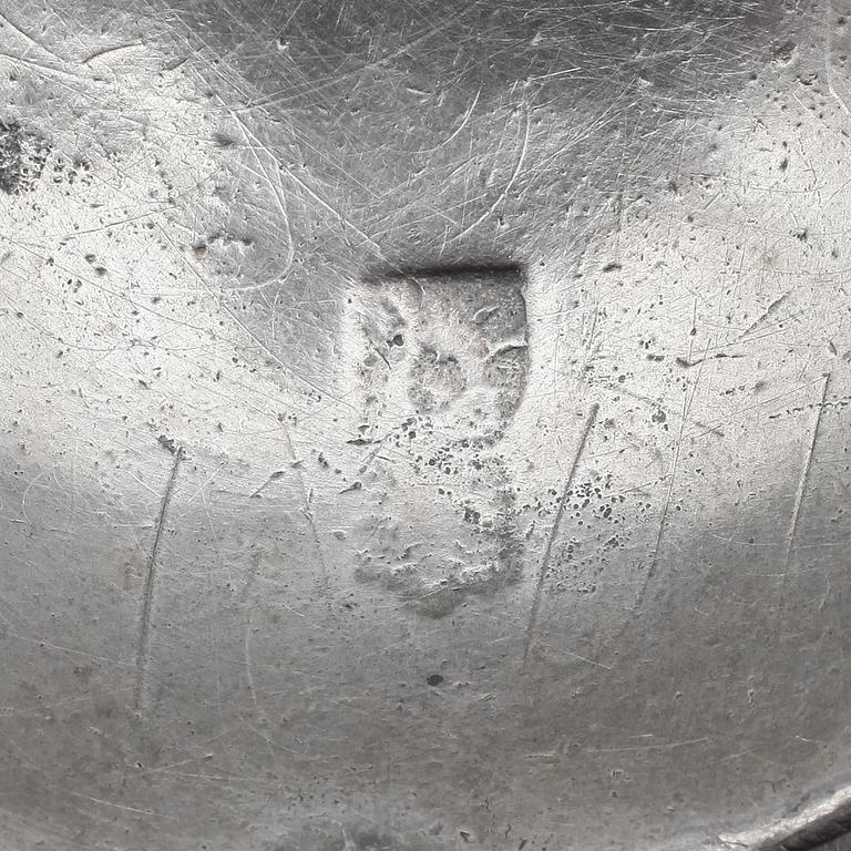 BRÄNNVINSSKEDAR, 4 st snarlika, tenn, 1700-/1800-tal.