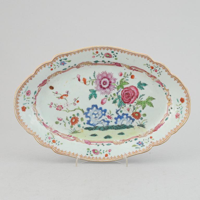 A famille rose serving dish, Qing dynasty, Qianlong (1736-95).